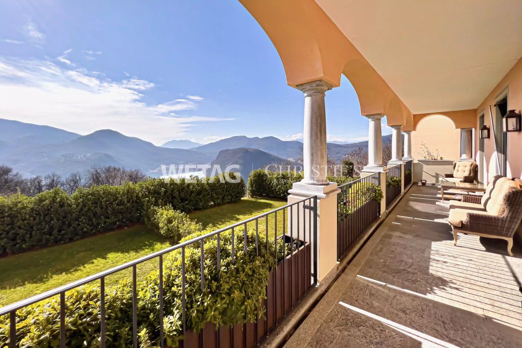Balkon mit Bergblick