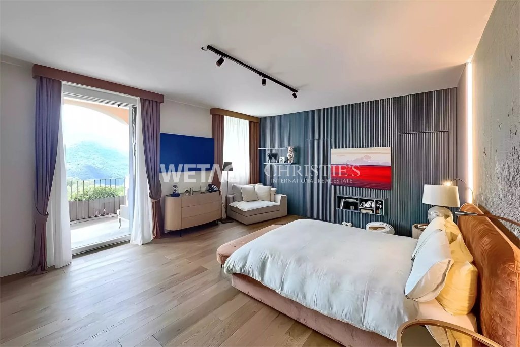 Modernes Schlafzimmer mit Balkonblick