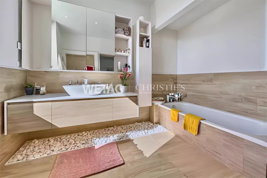Modernes Badezimmer mit Holzoptik und Einbauschränken