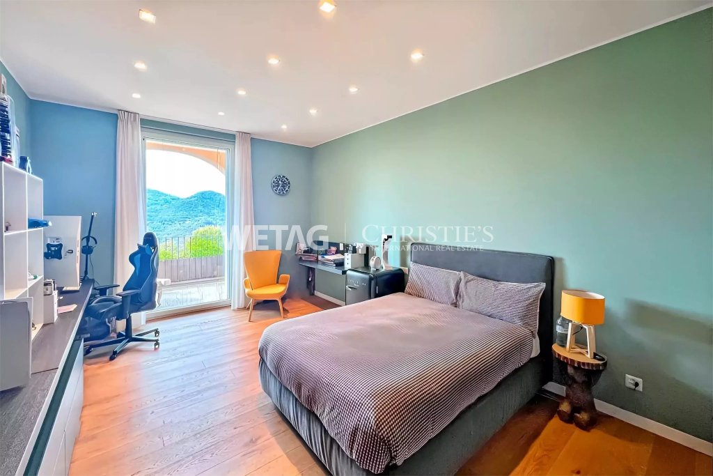 Schlafzimmer mit Arbeitsbereich und Balkonblick