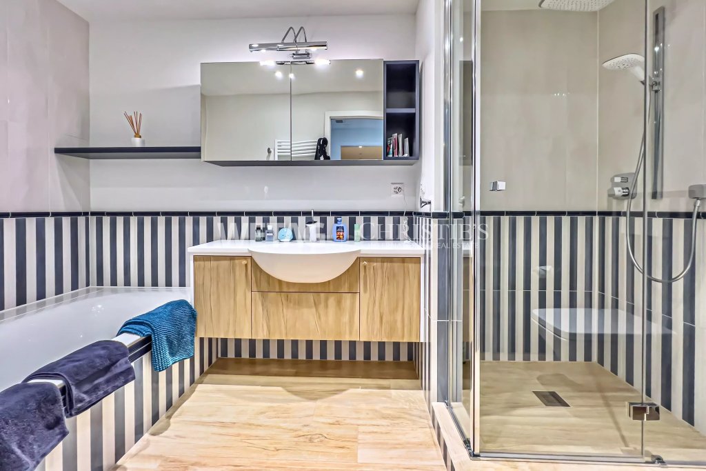 Modernes Badezimmer mit Dusche und Wannenbereich