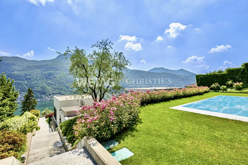 Pool mit Garten und Seeblick