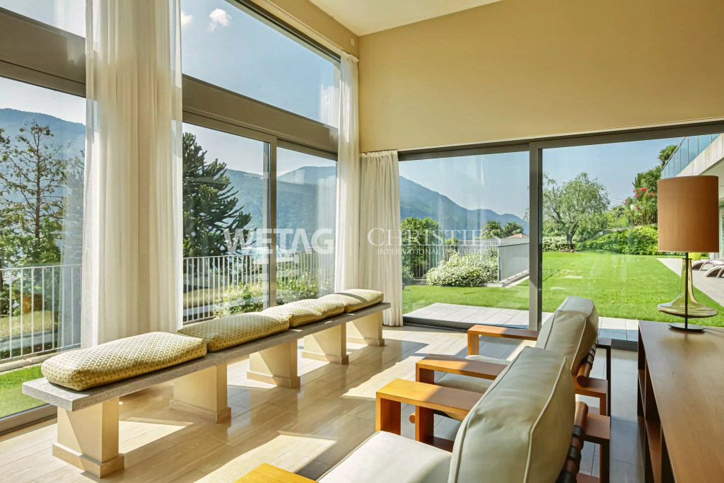 Lichtdurchfluteter Wohnraum mit Panoramablick