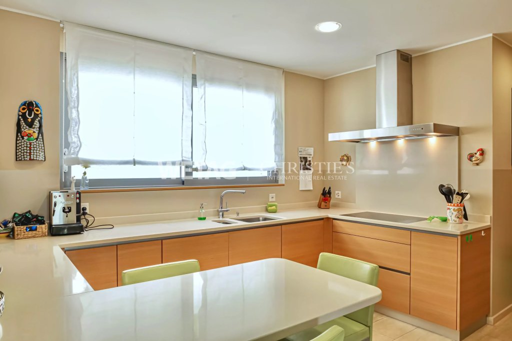Helle moderne Küche mit Fensterfront