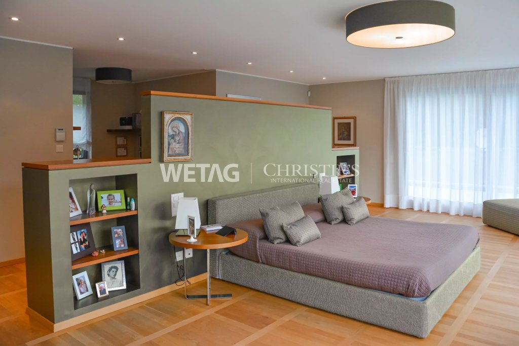 Modernes Schlafzimmer mit niedriger Trennwand