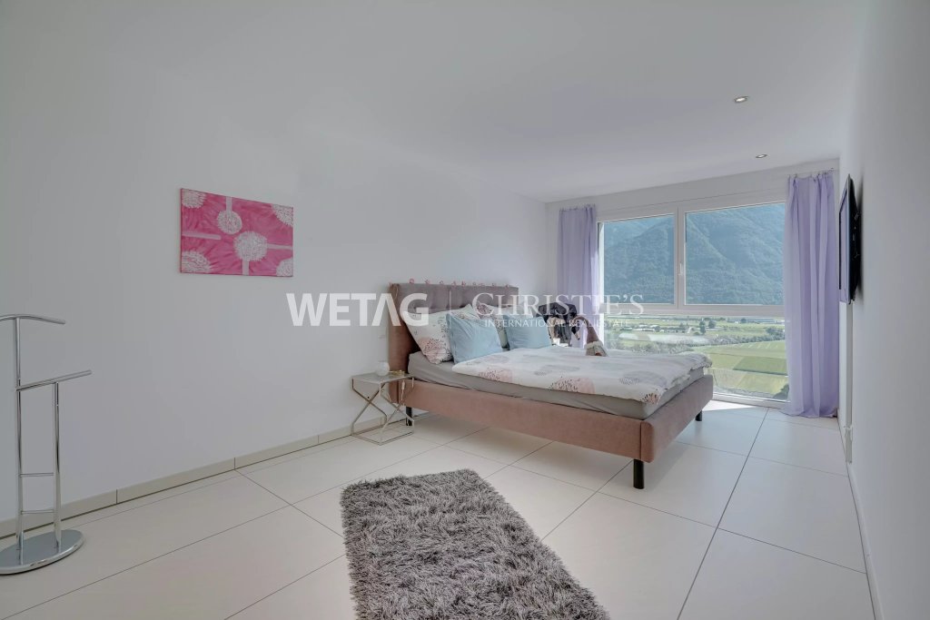 Helles Schlafzimmer mit großem Panoramafenster