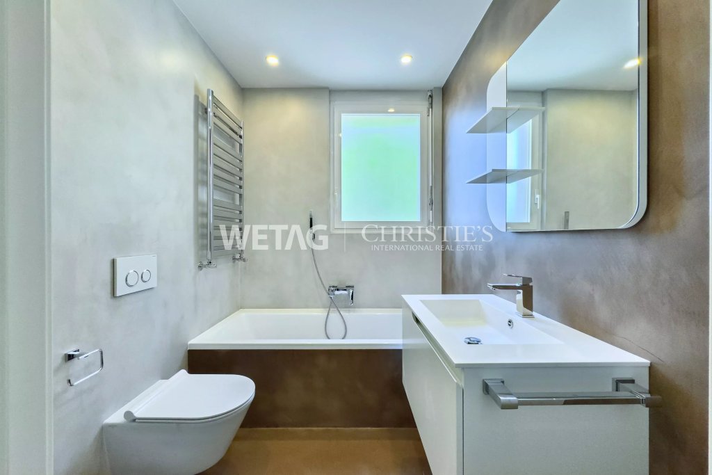 Modernes Badezimmer mit Badewanne und Waschtisch