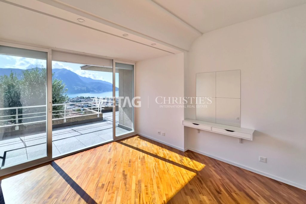 Heller Wohnraum mit Balkon und Seeblick