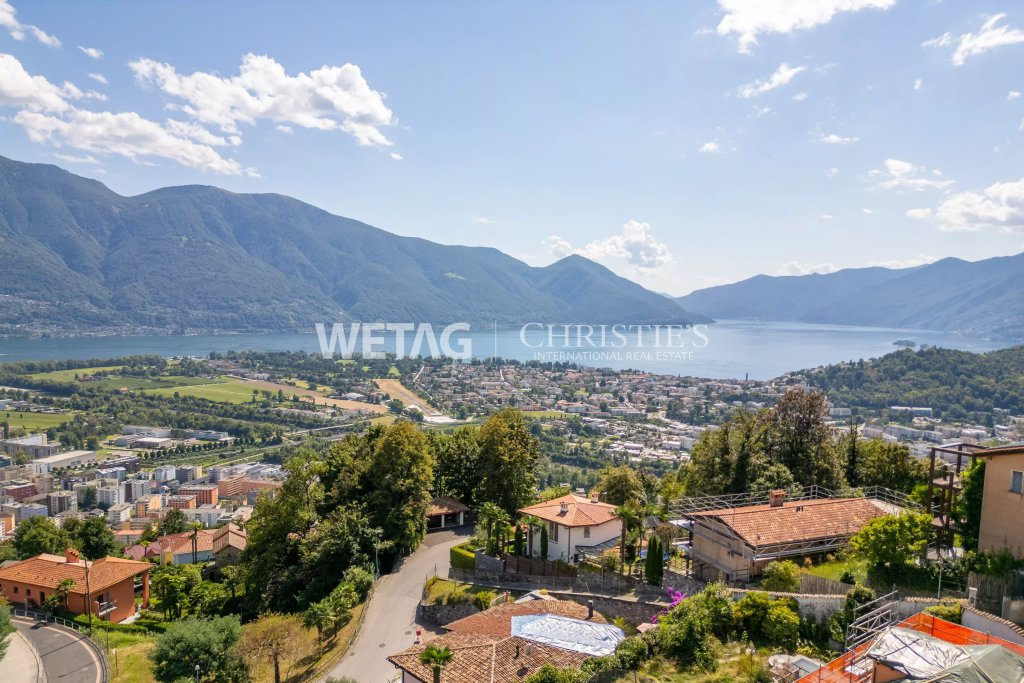 Panoramablick über See und Berge