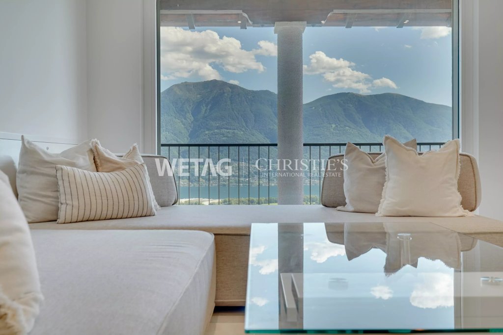 Helles Wohnzimmer mit Bergblick