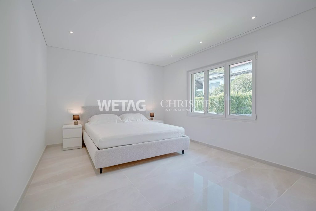 Helles, minimalistisches Schlafzimmer
