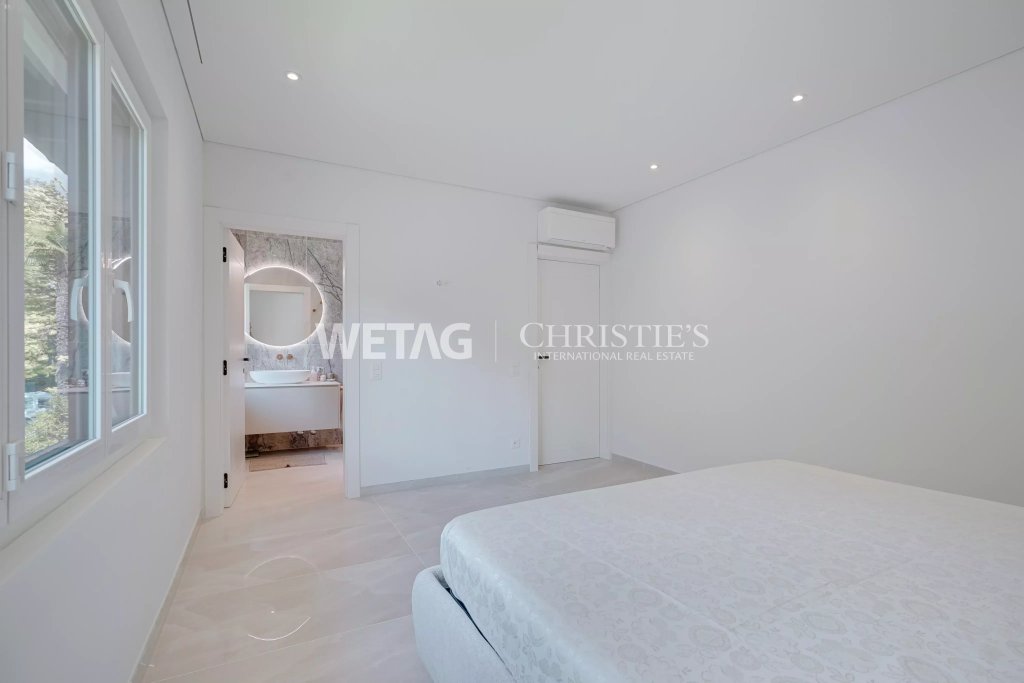 Helles, modernes Schlafzimmer mit angeschlossenem Bad