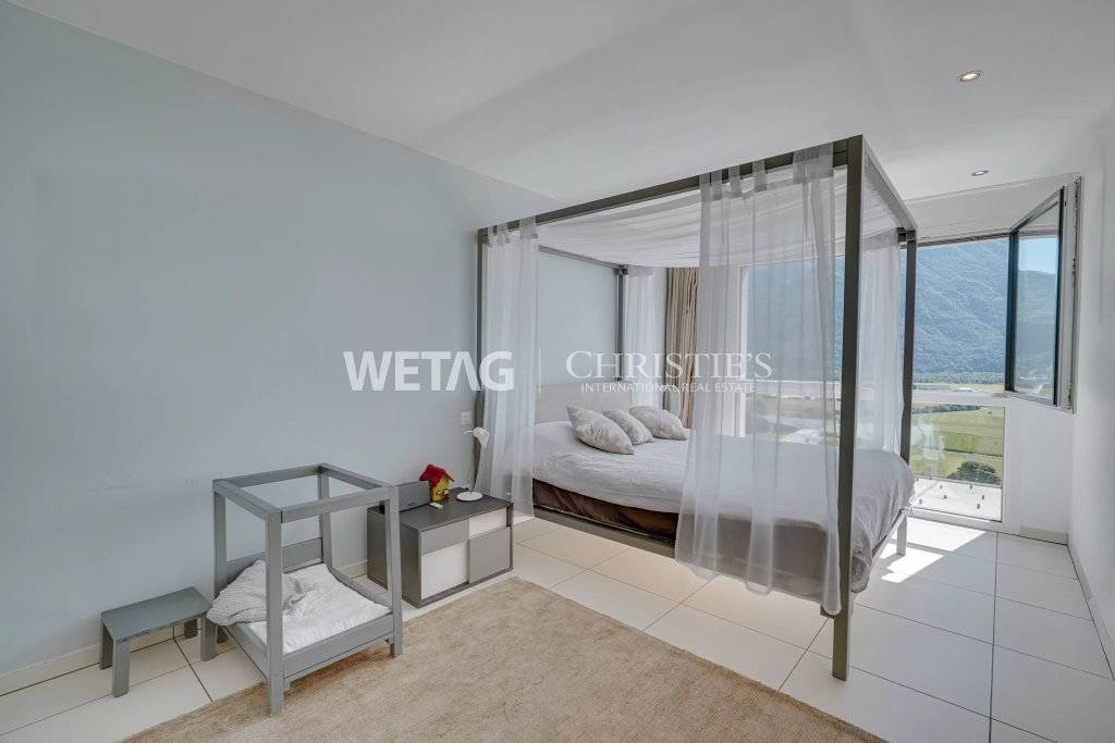 Schlafzimmer mit Himmelbett und Bergblick