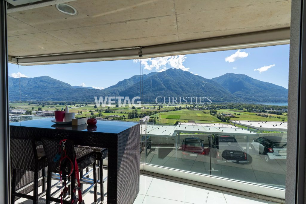 Überdachter Balkon mit Bergpanorama