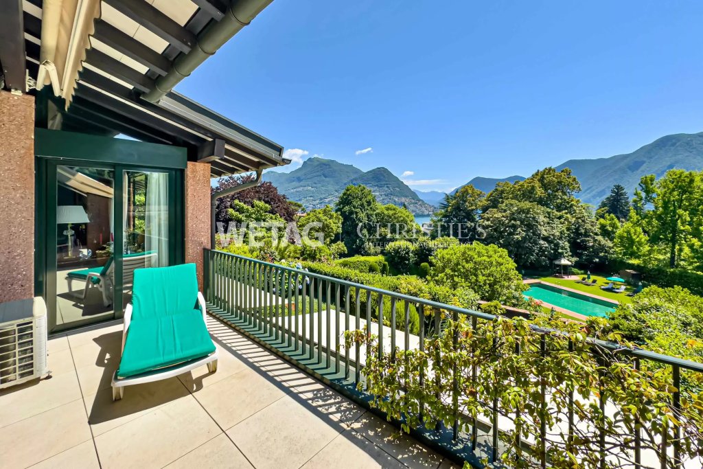 Balkon mit Berg- und Gartenblick
