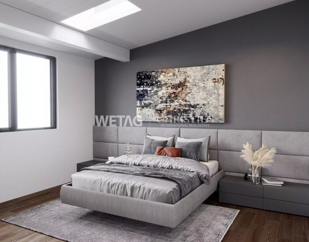 Modernes Schlafzimmer mit grauem Bett und Akzentwand