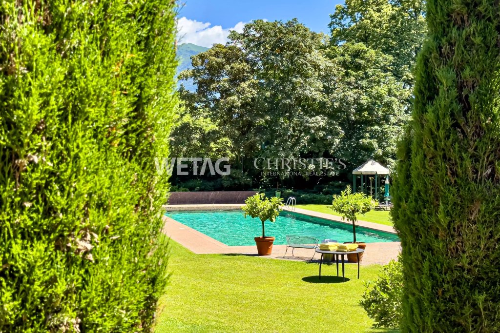 Garten mit Pool und Liegebereich