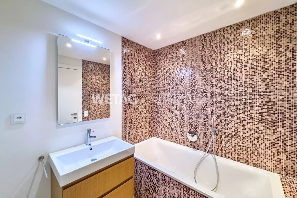 Modernes Badezimmer mit Mosaikfliesen