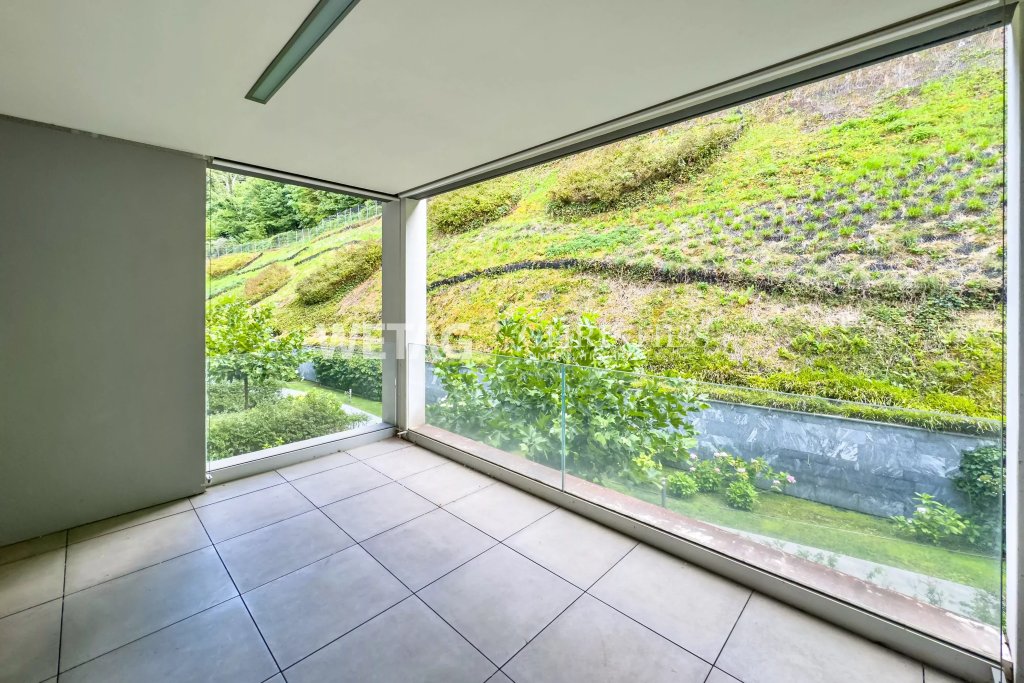 Überdachter Balkon mit Glasgeländer