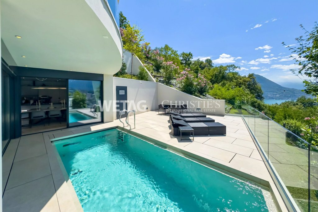 Luxuriöse Terrasse mit Pool und Seeblick