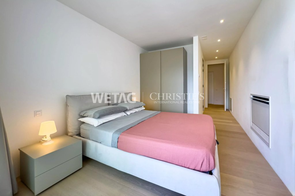 Schmales Schlafzimmer mit minimalistischer Einrichtung