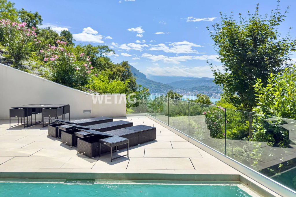 Terrasse mit Pool und Bergblick