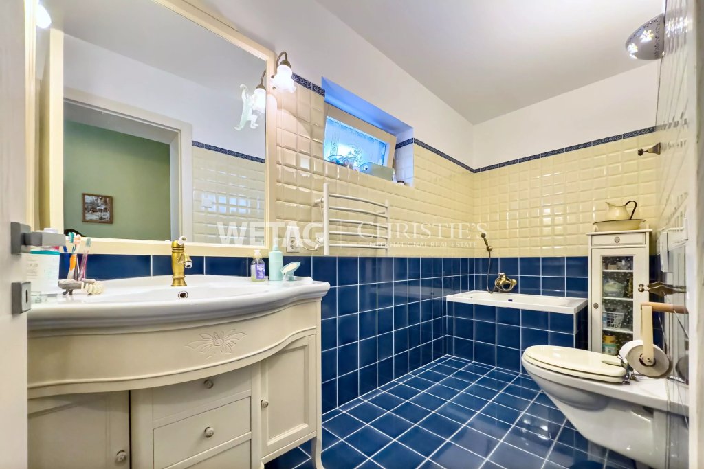 Kompaktes Badezimmer mit blau-weißer Keramik und klassischem Waschtisch