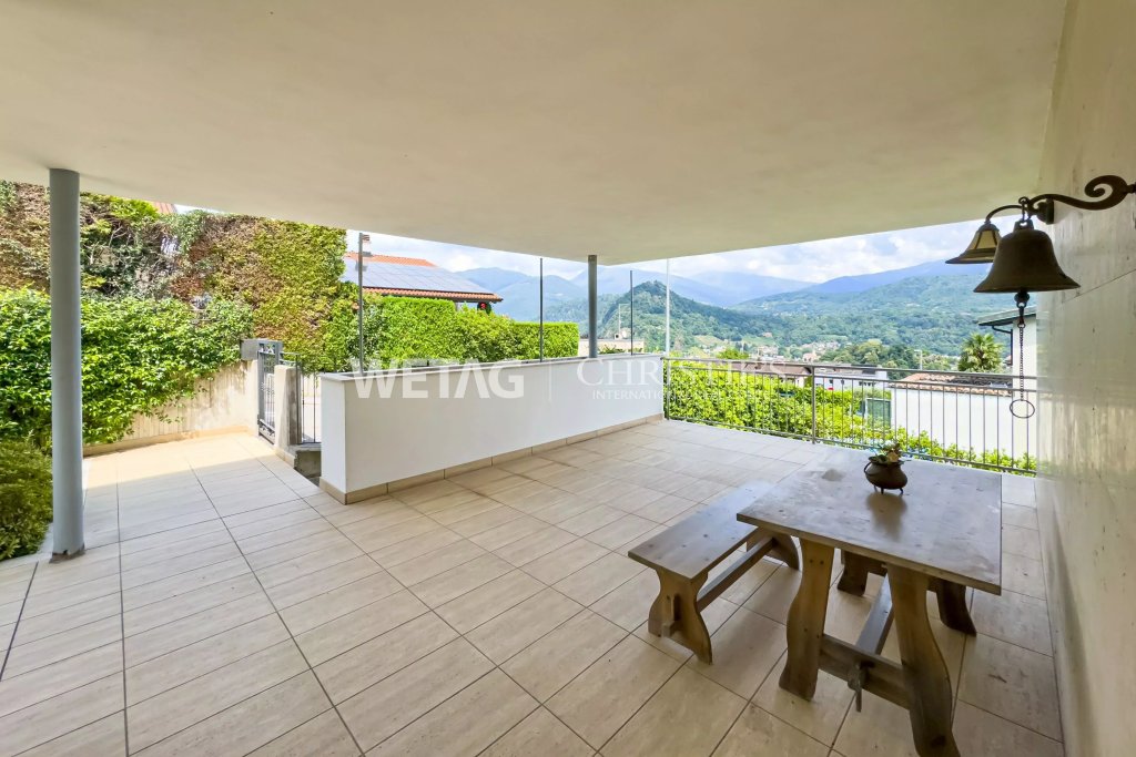 Überdachte Terrasse mit Bergblick