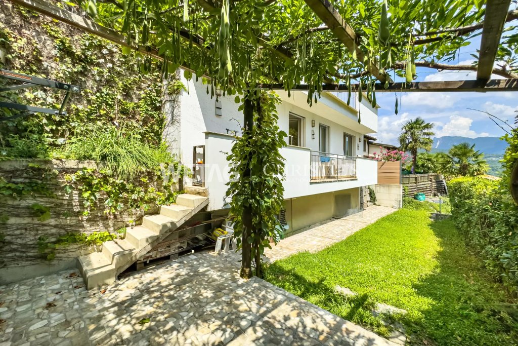 Hausgarten mit Terrasse und Balkon