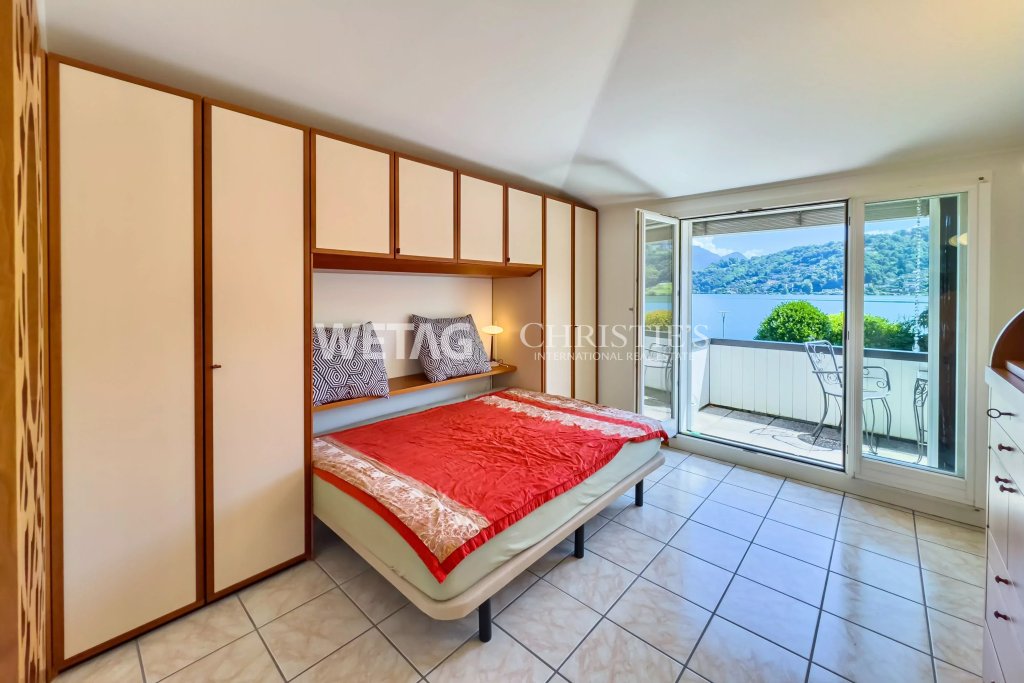 Schlafzimmer mit Balkonblick