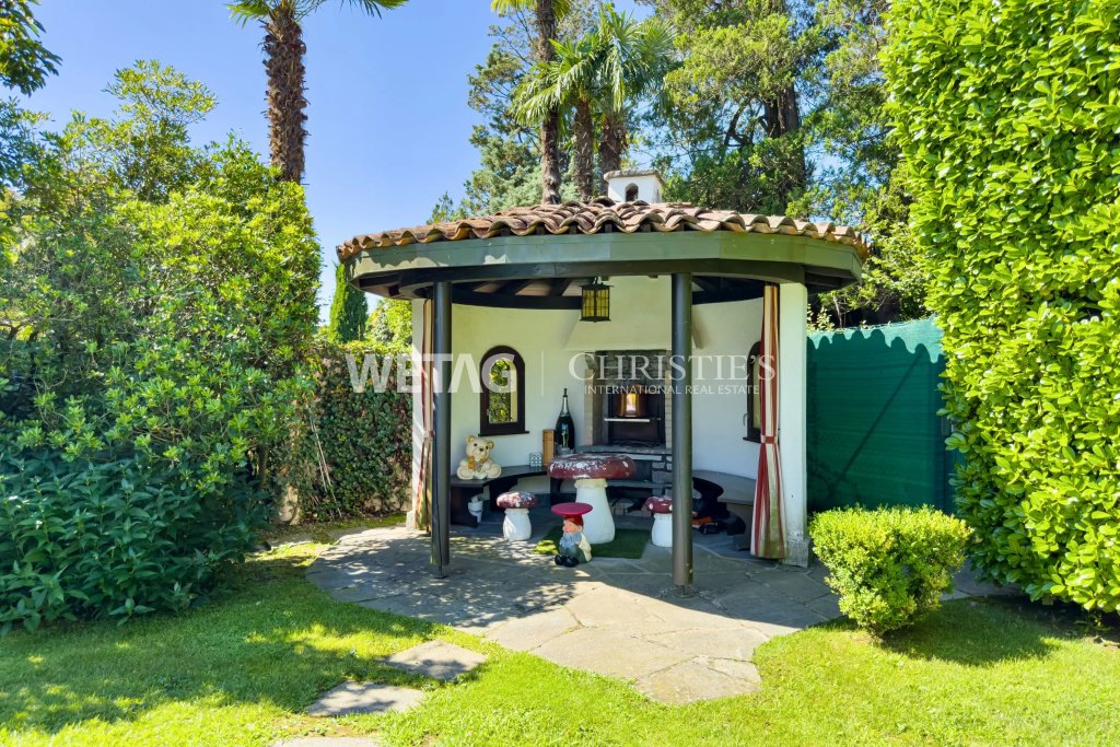 Mediterrane Gartenlaube mit Grillplatz