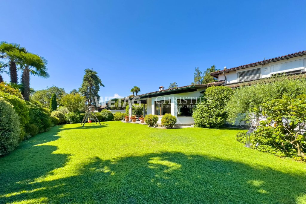 Großer Garten mit mediterranem Einfamilienhaus