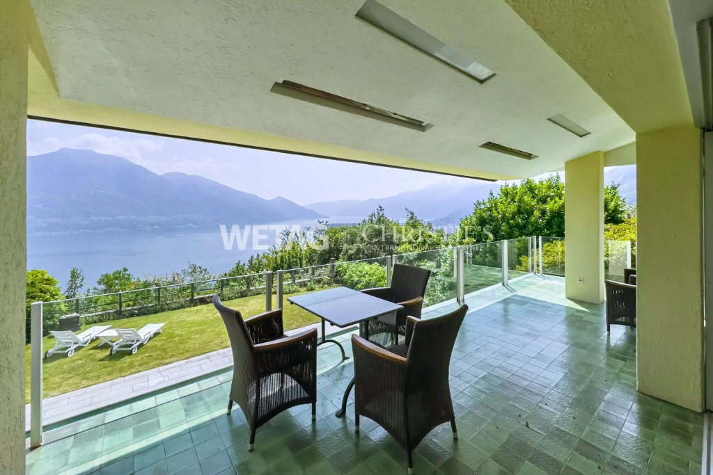 Überdachte Terrasse mit Seeblick