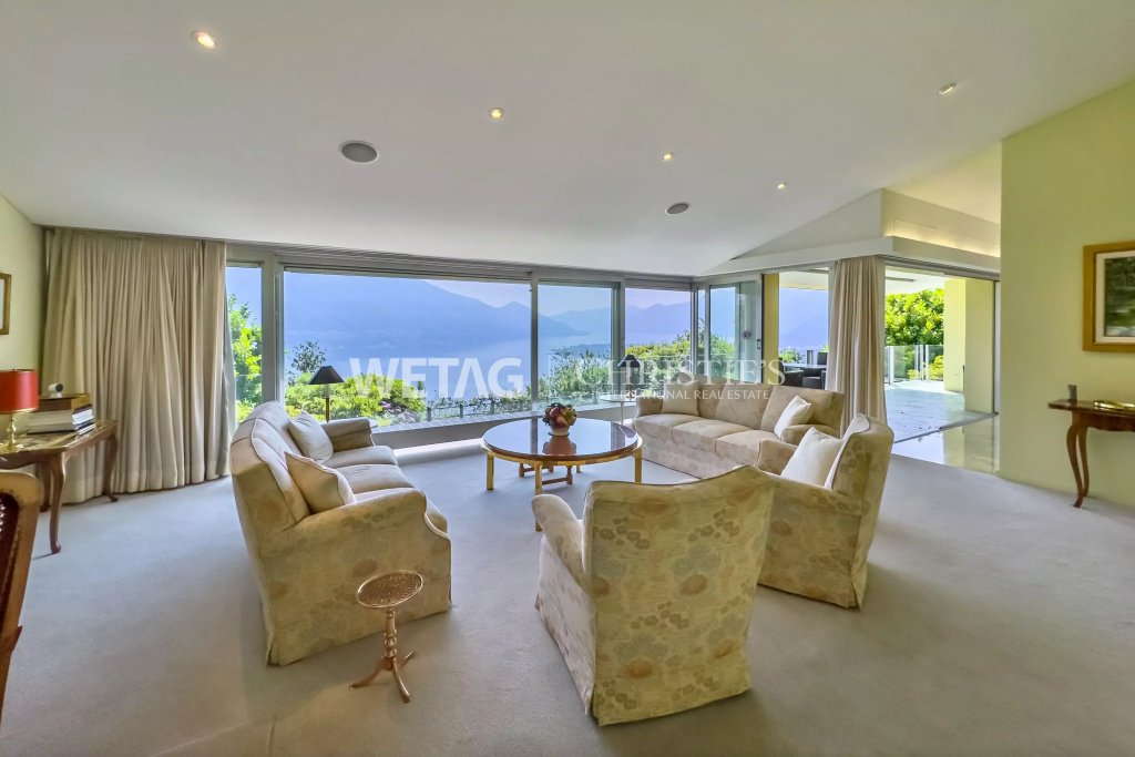 Großzügiges Wohnzimmer mit Panoramablick