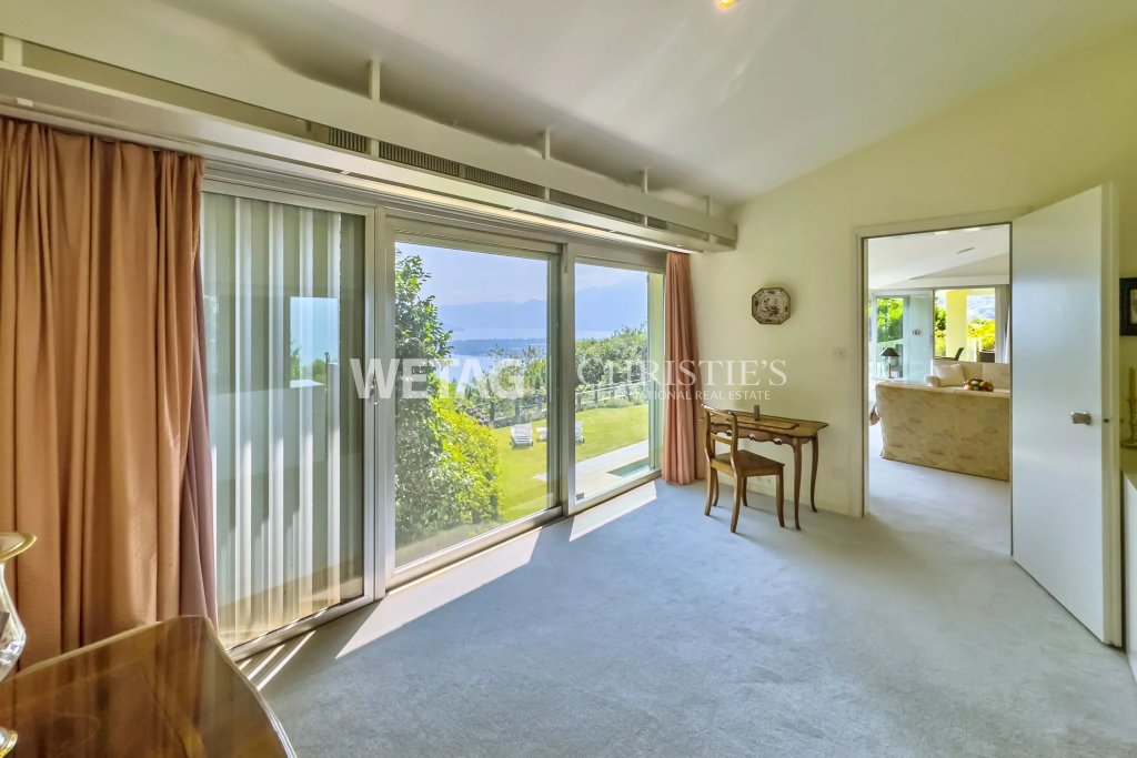 Helles Zimmer mit Panoramablick