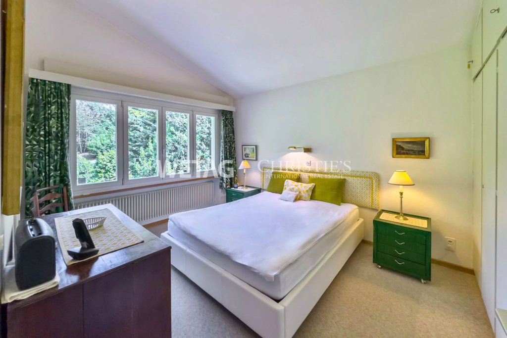 Helles Schlafzimmer mit Gartenblick