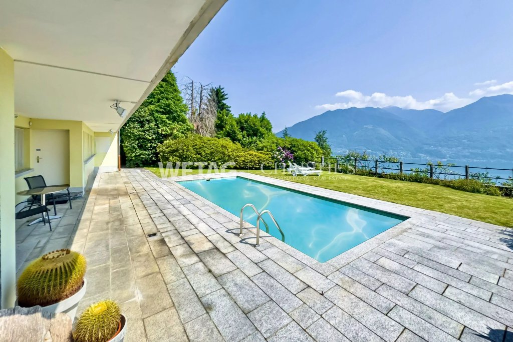 Poolterrasse mit Bergblick