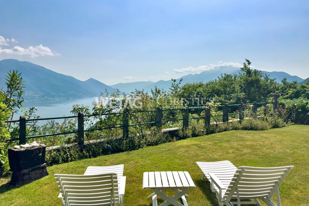 Garten mit Seeblick und Bergpanorama