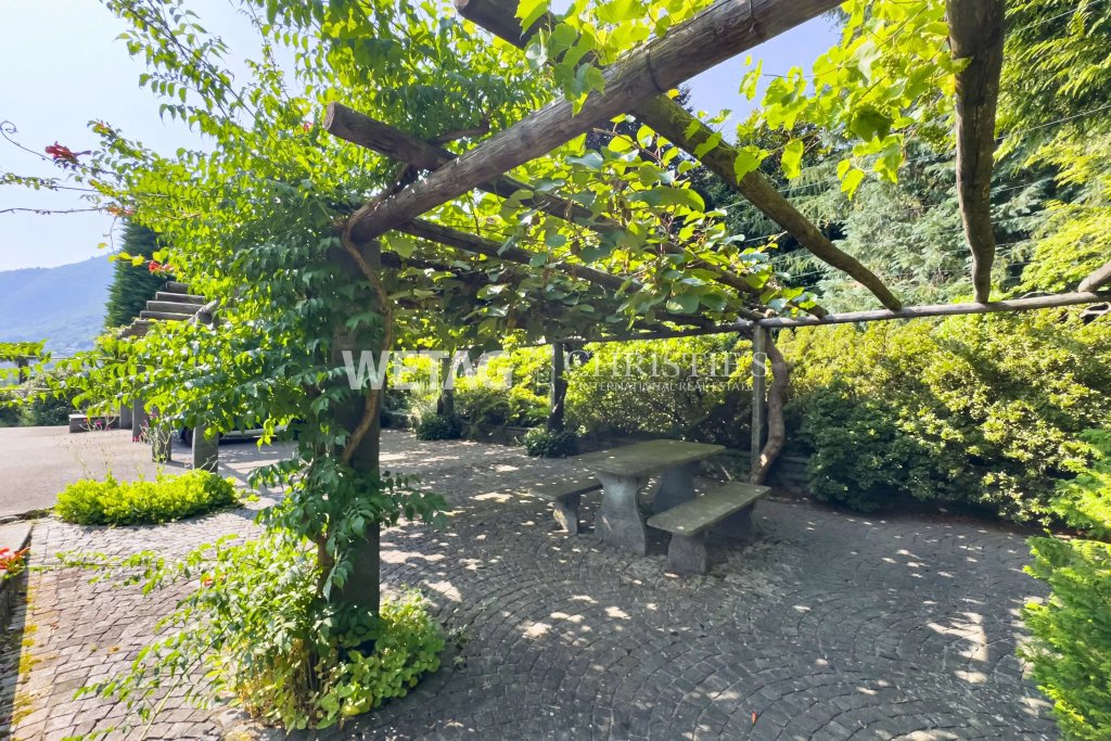 Gartenpergola mit Sitzgruppe