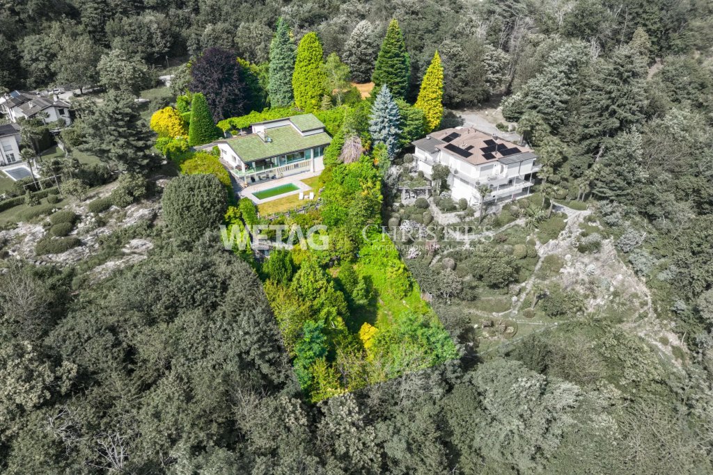 Luftaufnahme eines Hauses mit großem Garten