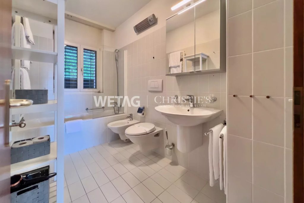 Helles Badezimmer mit Badewanne und Waschtisch