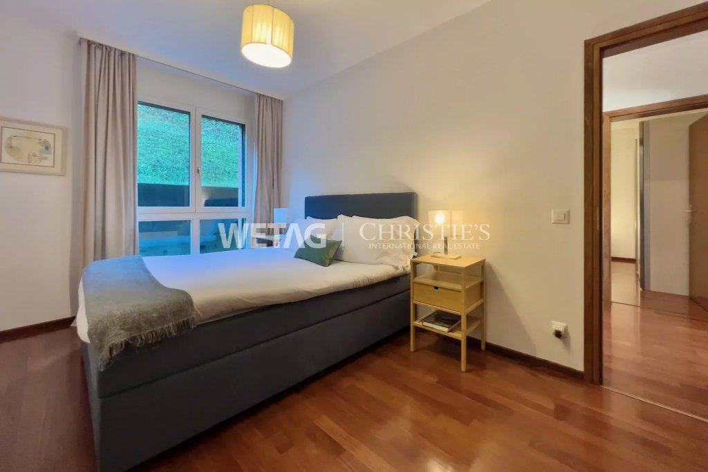 Schlafzimmer mit Bett und Fenster