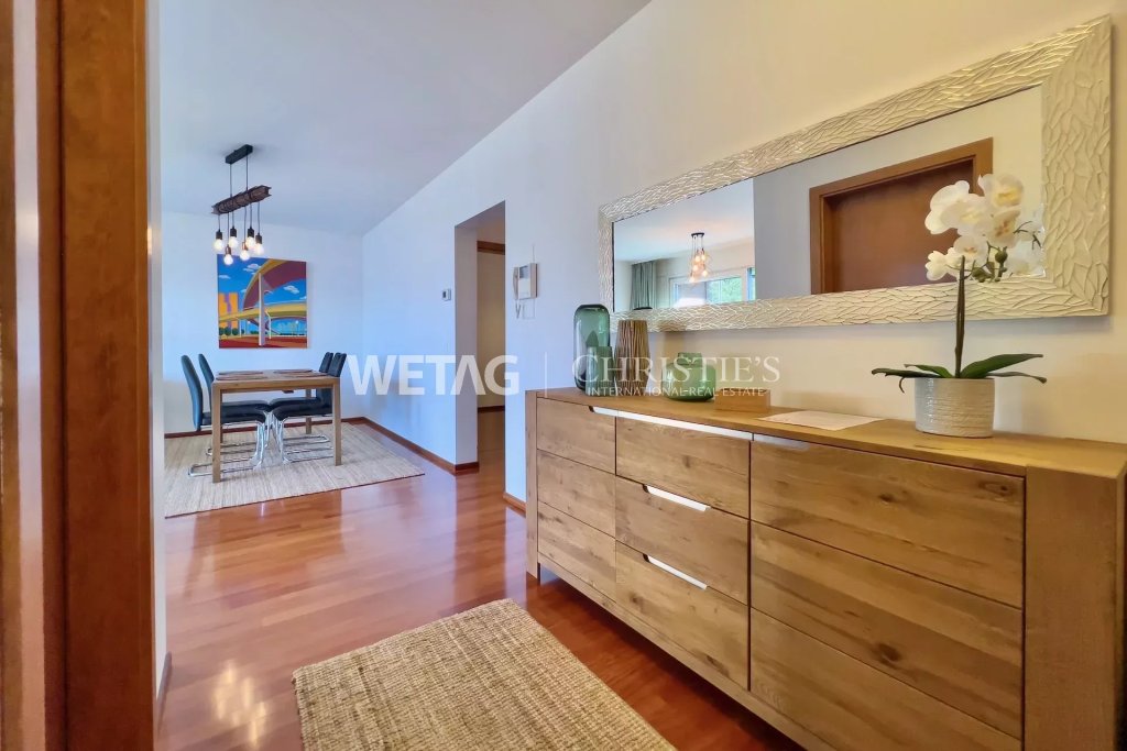 Heller Wohn- und Essbereich mit Sideboard und Esstisch