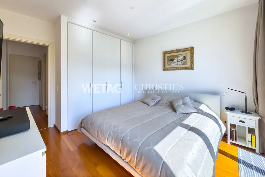 Helles Schlafzimmer mit weißem Einbauschrank