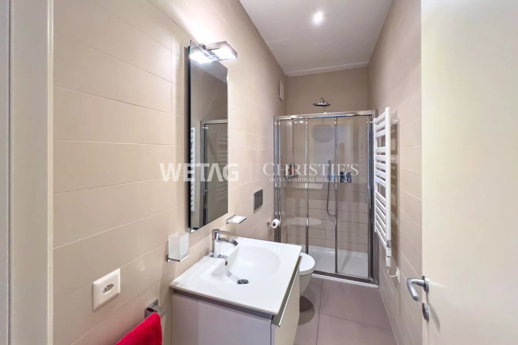 Modernes Badezimmer mit Dusche