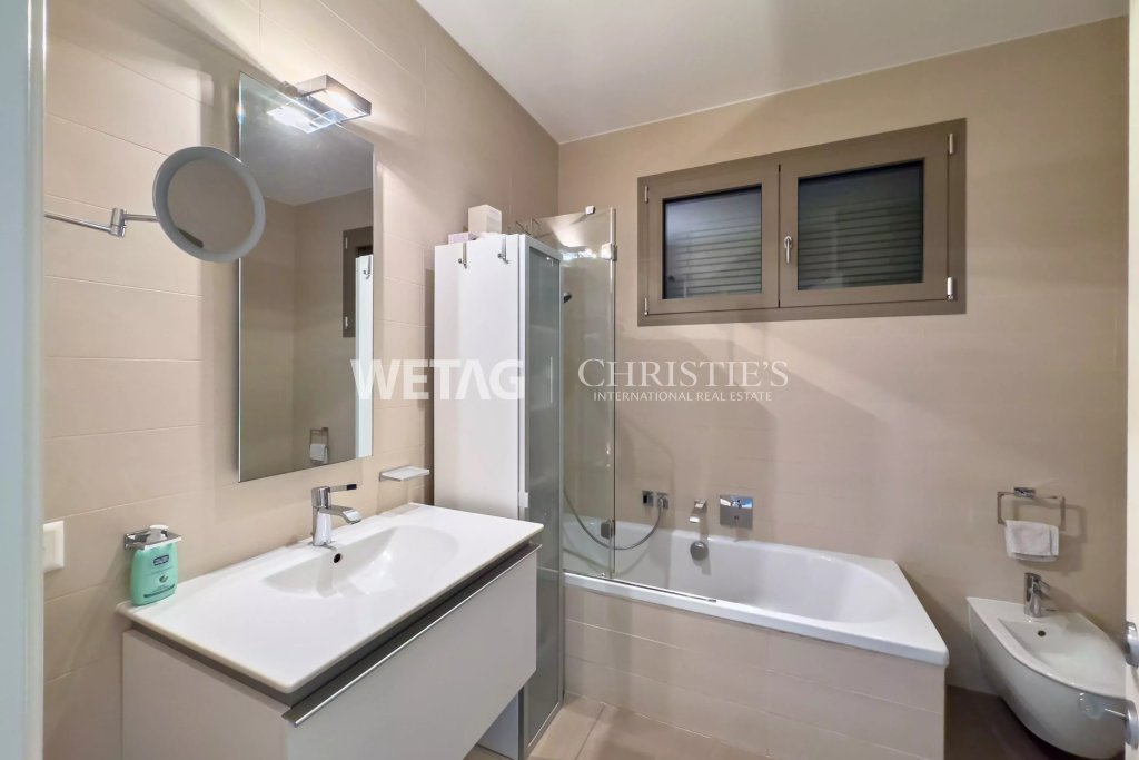 Modernes Badezimmer mit Badewanne und Waschtisch