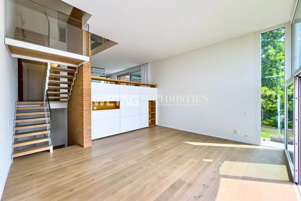 Modernes offenes Wohnraum-Interieur mit Treppe und Galerie