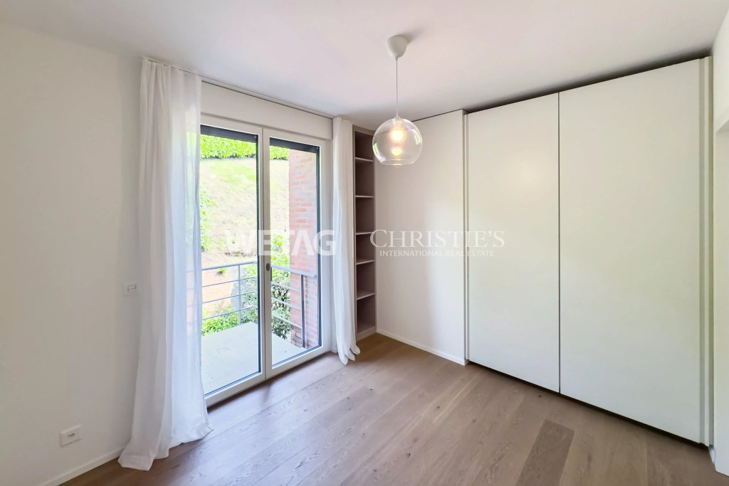 Helles Schlafzimmer mit Balkonzugang und Einbauschrank