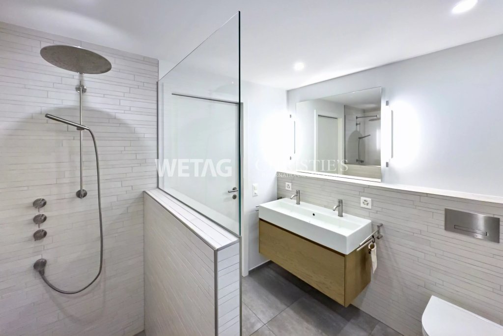 Modernes Badezimmer mit Walk-in-Dusche und Doppelwaschbecken