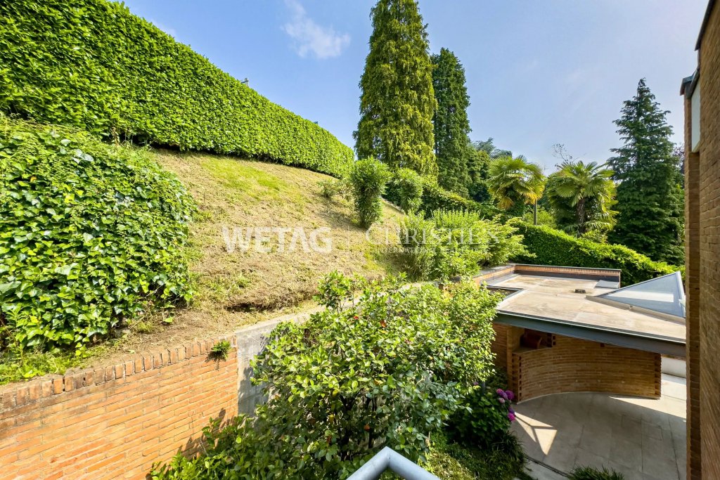 Garten mit geneigter Böschung und Zufahrt